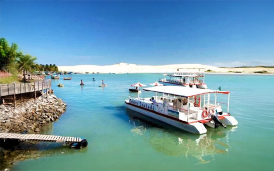 Catamarã em passeio no Ceará