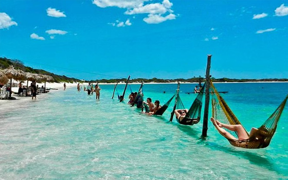 Lagoa em Jericoacoara com redes na água
